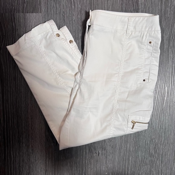 shorts. white color with gold details. size 1p excellent condition - Picture 4 of 8